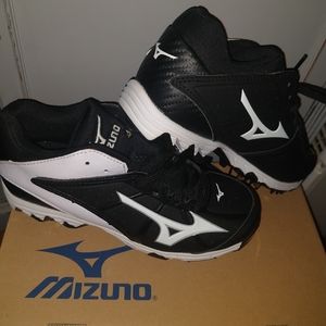 Softball metal cleats